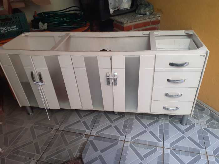 Um gabinete usado de pia 180m