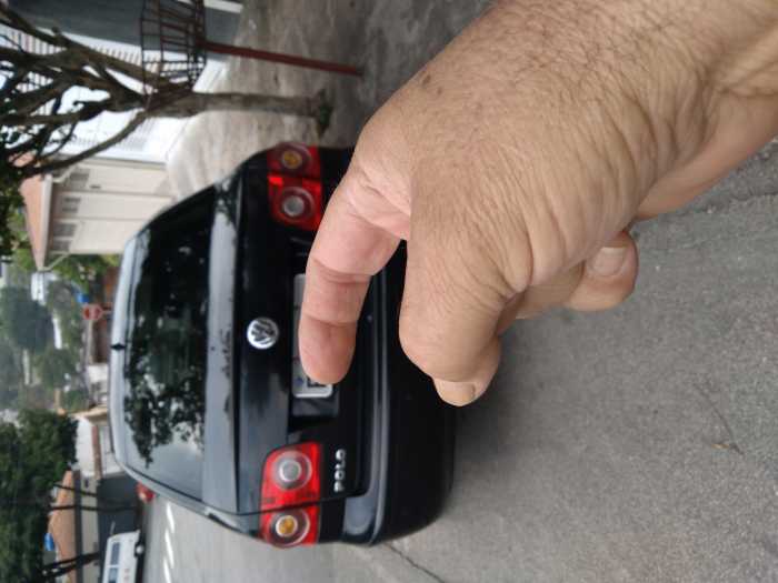 Vw polo sedan ano 2011 , na cor preta ,com ar condicionado e direção hidraulica ,com sensor de ré e retrovisor regulável, 04 pneus semi novos é documentação em dia.