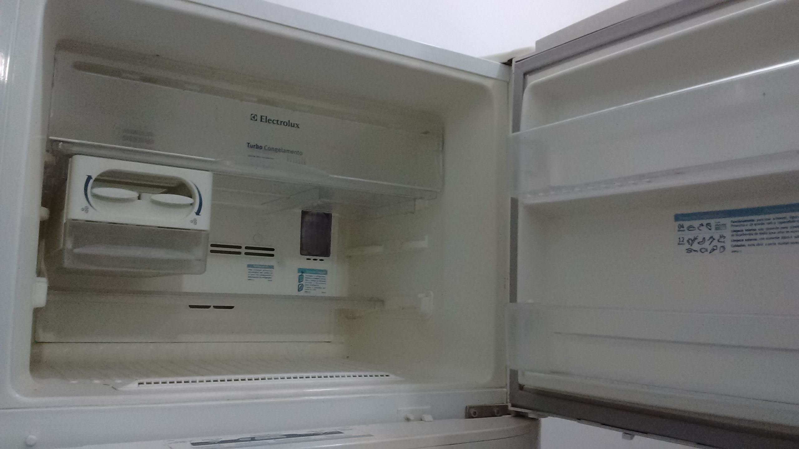 Geladeira com água na porta