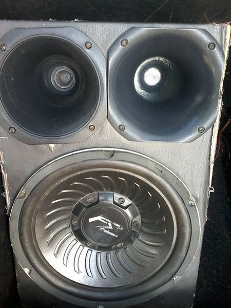 Caixa auto sub 12 2cornetas e um AB 700