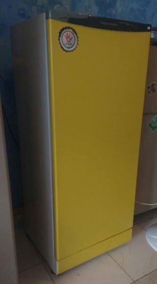 Vende-se uma geladeira