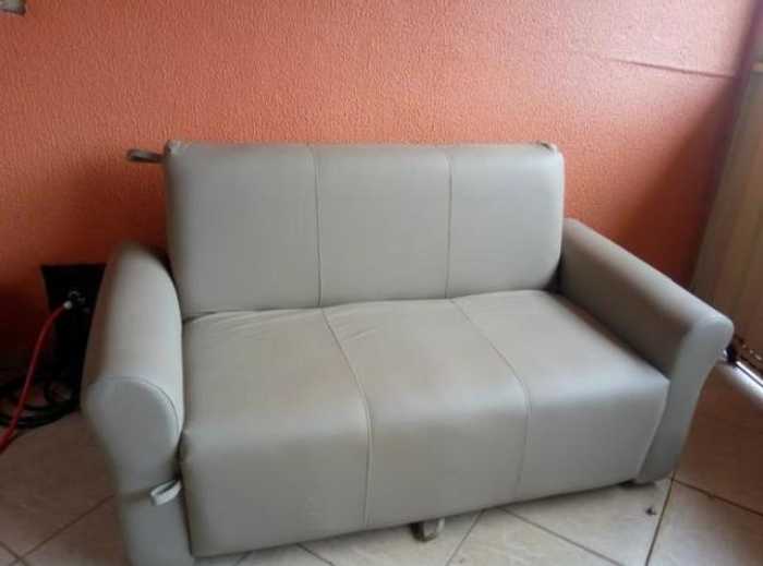 Sofá cama couro. Sofá cama couro